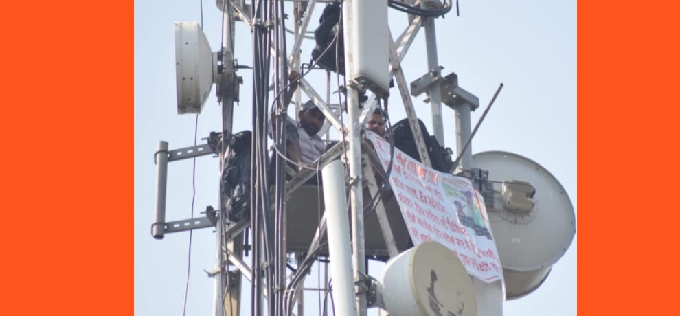 Highcourt strict on teacher who are climbed on tpwer, said to come down 