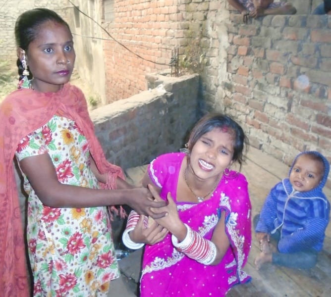 trak kee chapet mein aane se mahila kee maut