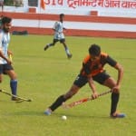 हाकी मैच खेलते प्लेयर