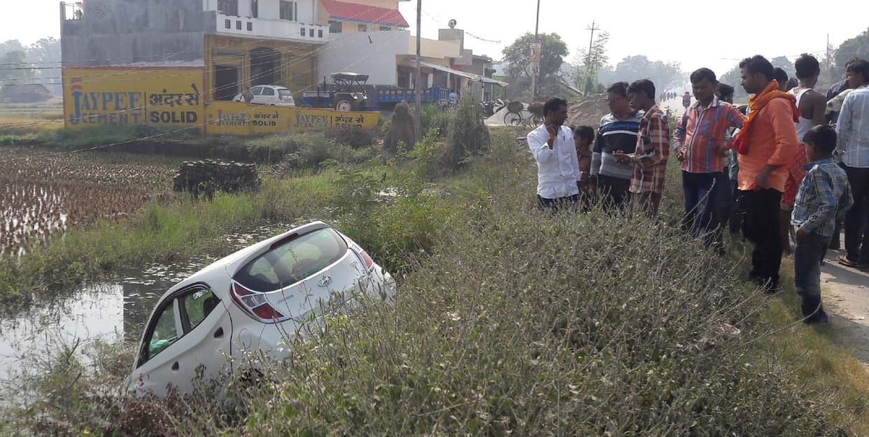 Car falls into the pit 20 feet deep, with riders