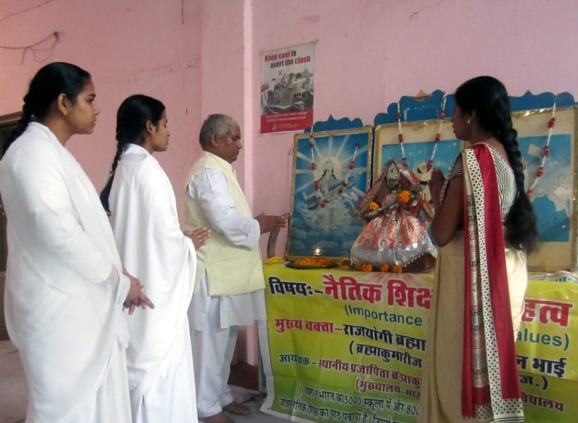 naitik moolyon se sarvaangeen vikaas sambhav