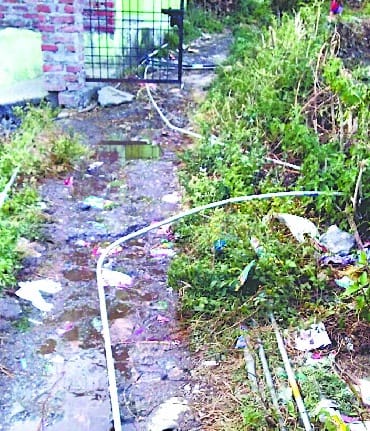 Kapkot miscreants broke into the drinking water line