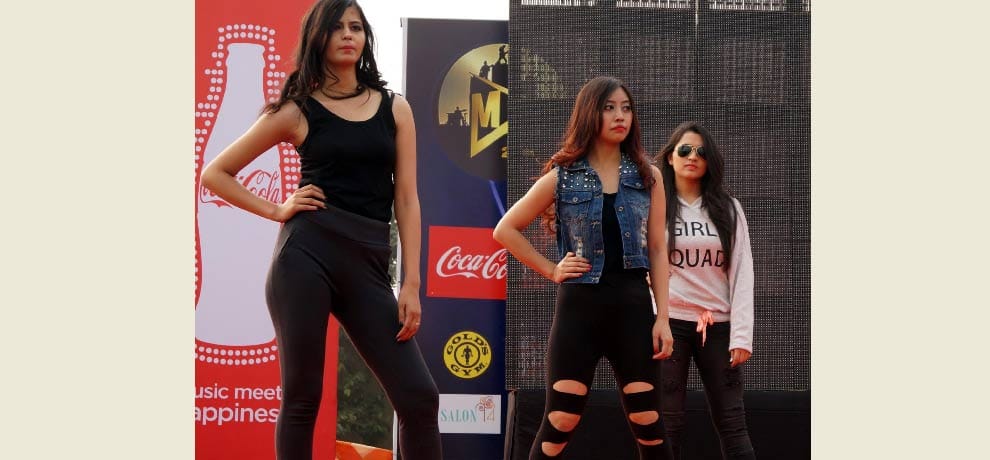 girls cat walk in gurgaon during college fest