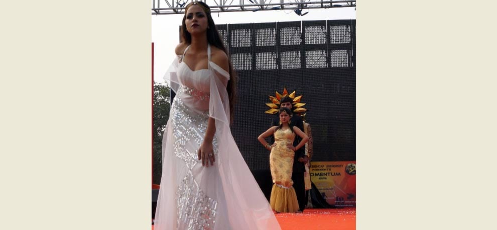 girls cat walk in gurgaon during college fest