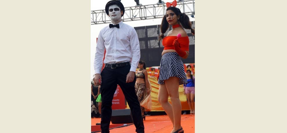 girls cat walk in gurgaon during college fest