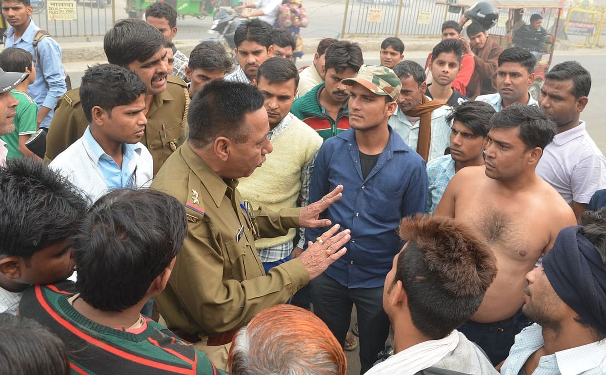 Auto driver beaten to the inspector in Pilkhuwa