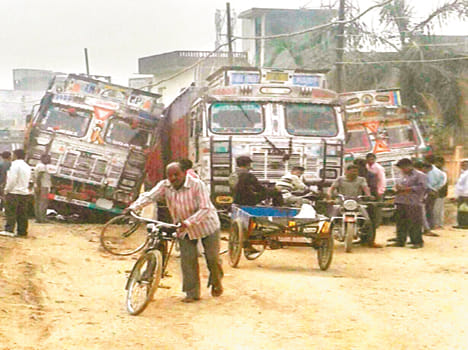 No Entry entered stranded truck, took six hours jam