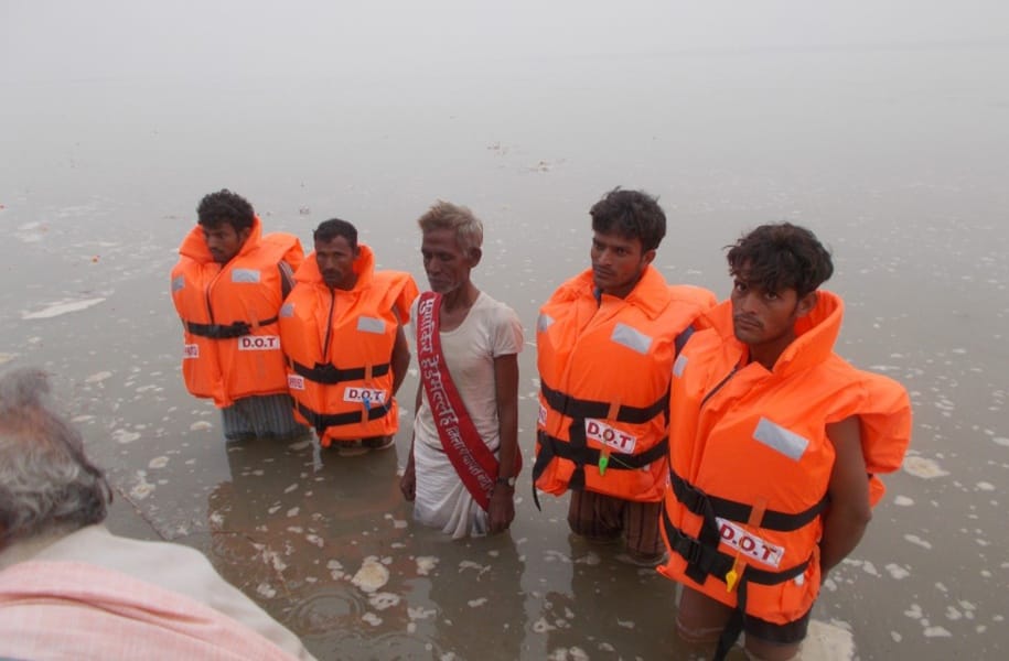 shraddhaaluon kee suraksha ke lie enadeeaareph kee tainaat