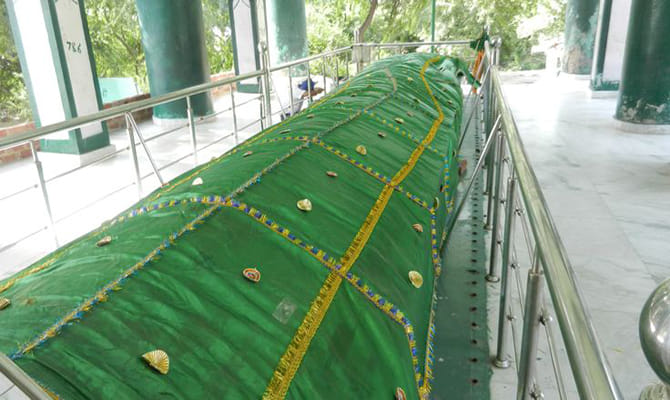 unique mazar in india, popular as ghari wale peer baba and naugaja peer baba mazar