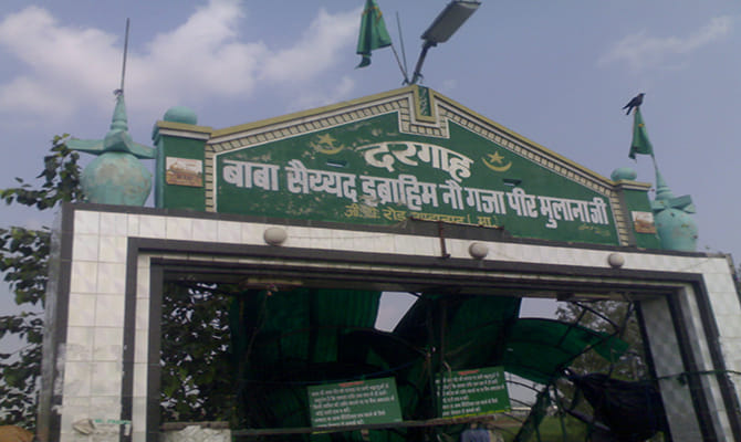 unique mazar in india, popular as ghari wale peer baba and naugaja peer baba mazar