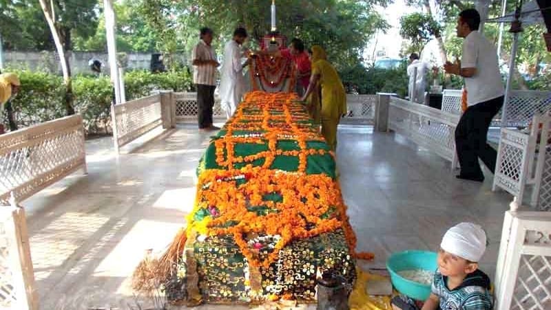 unique mazar in india, popular as ghari wale peer baba and naugaja peer baba mazar