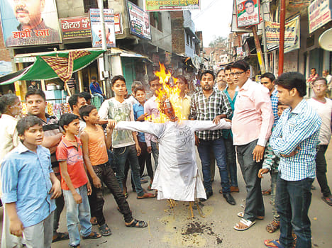 Congressmen burnt effigies of Petroleum Minister