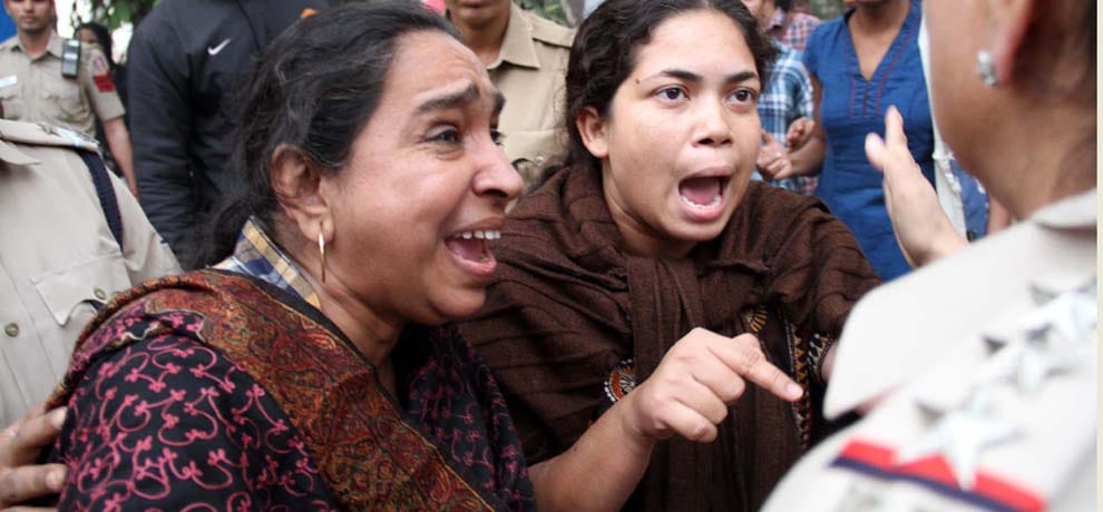 jnu student najeeb ahmad protest india gate police arrested 