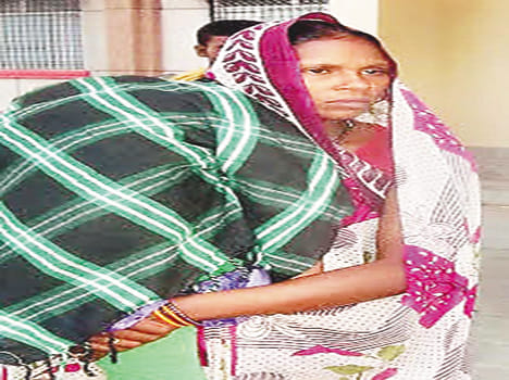 The death of the girl, the village belonged to the mother body shoulder