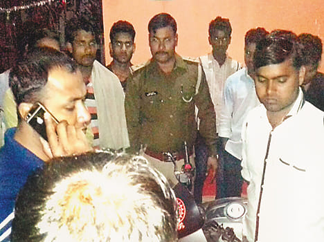  deejeepee kaaryaalay ke sipaahee ko loota The soldiers looted the DGP office