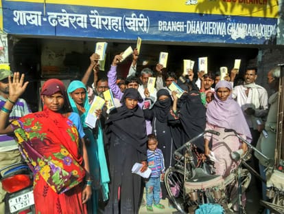 फरार