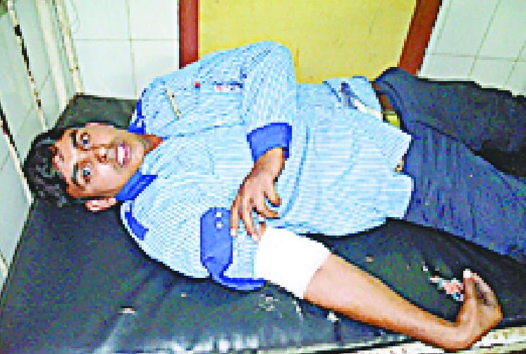 5.88 lakh looted petrol pump salesman shot