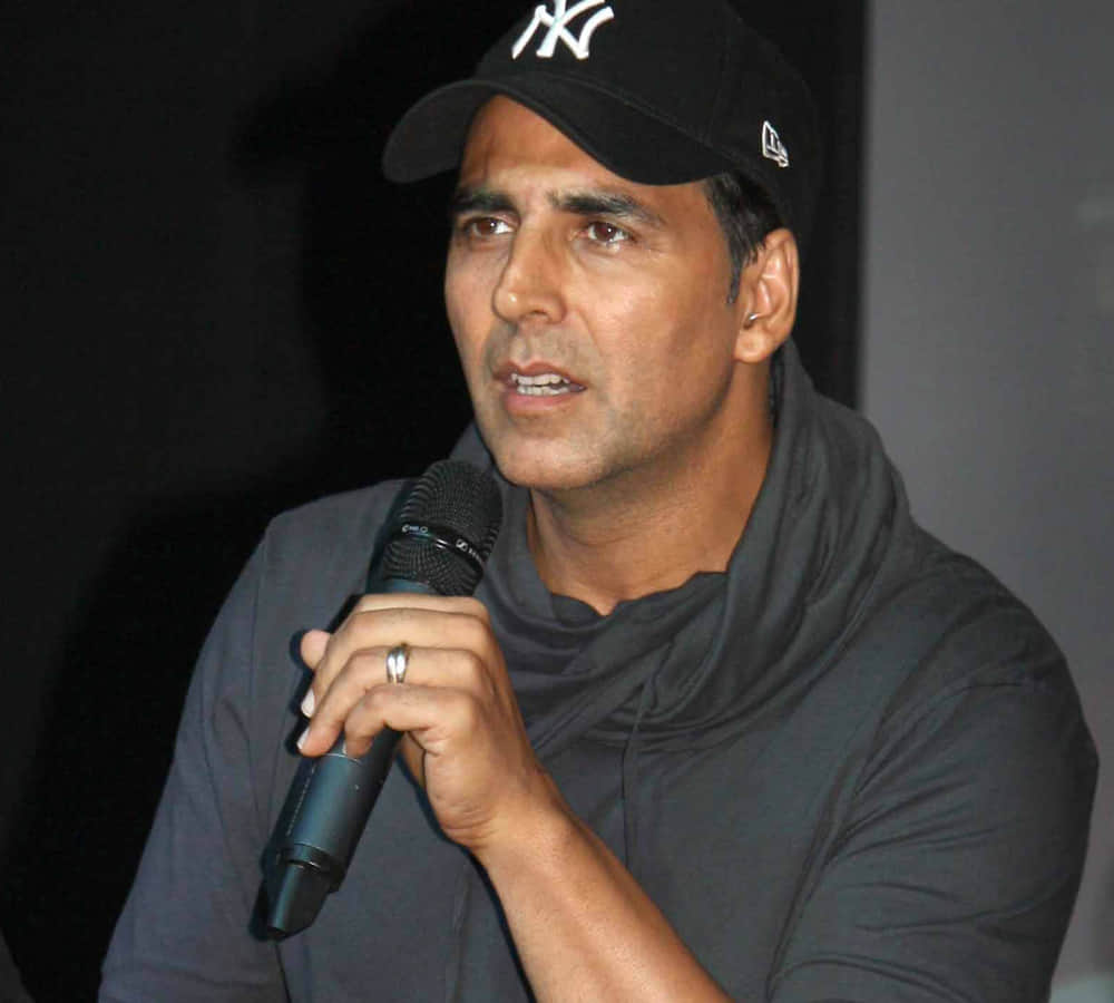 Akshay and Bhumi Pednekar spotted on 'Toilet: Ek Prem Katha' set