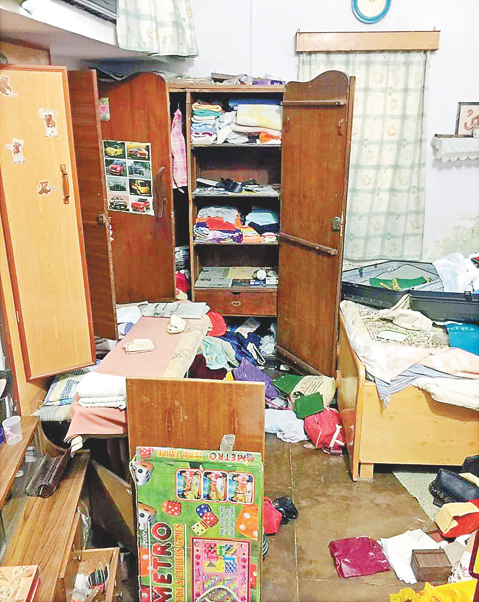 The lock broke off houses, jewelry and cash flown over three million