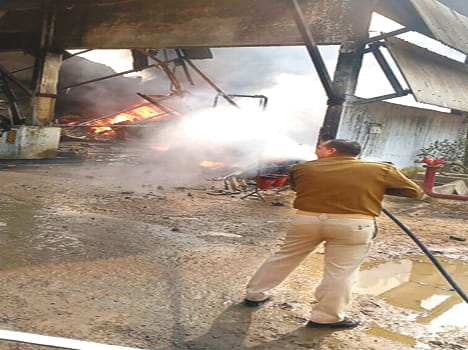 Chemical warehouse fire and explosion, one death