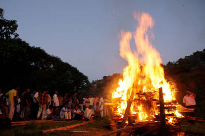 son refused for cremation of father, daughters came forward for funeral in beri of haryana