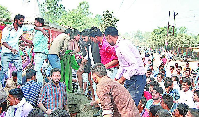 Instal the statue amid protests