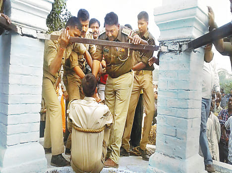  do din se laapata yuvak ka shav kuen mein mila Missing man's body was found two days into the well