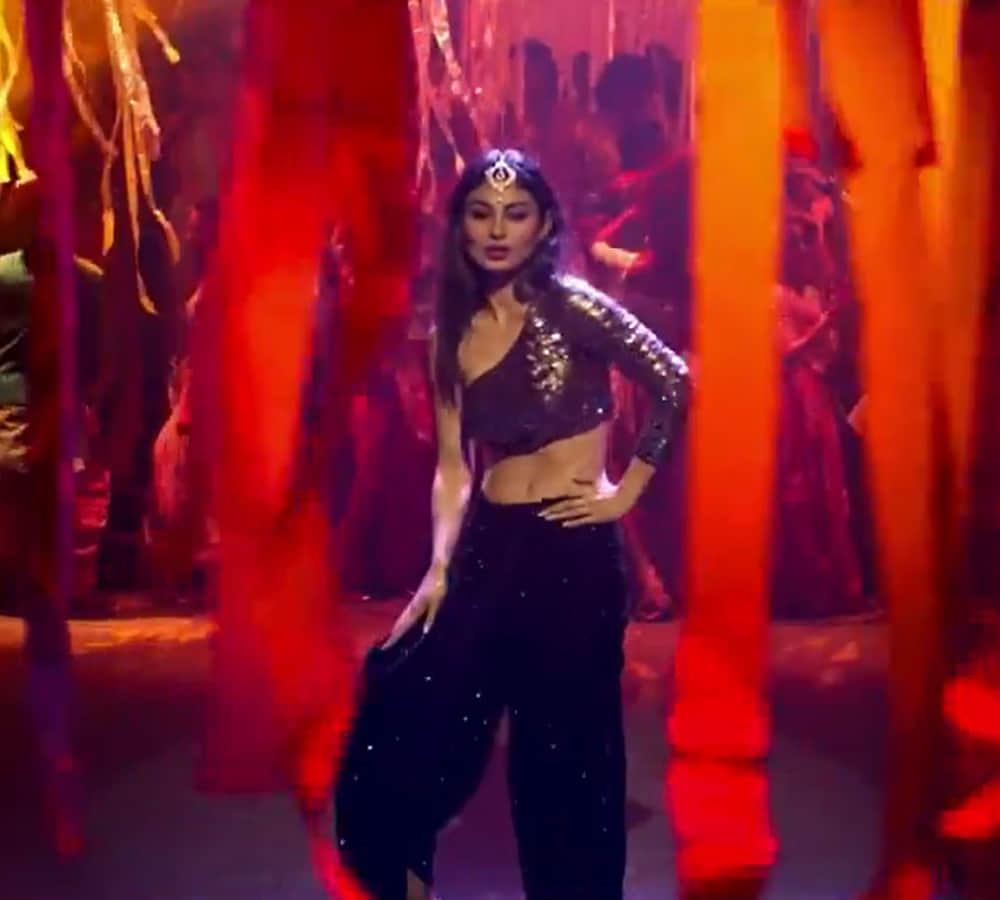 VIDEO: Mouni Roy impresses with sexy moves in 'Tum Bin 2' song