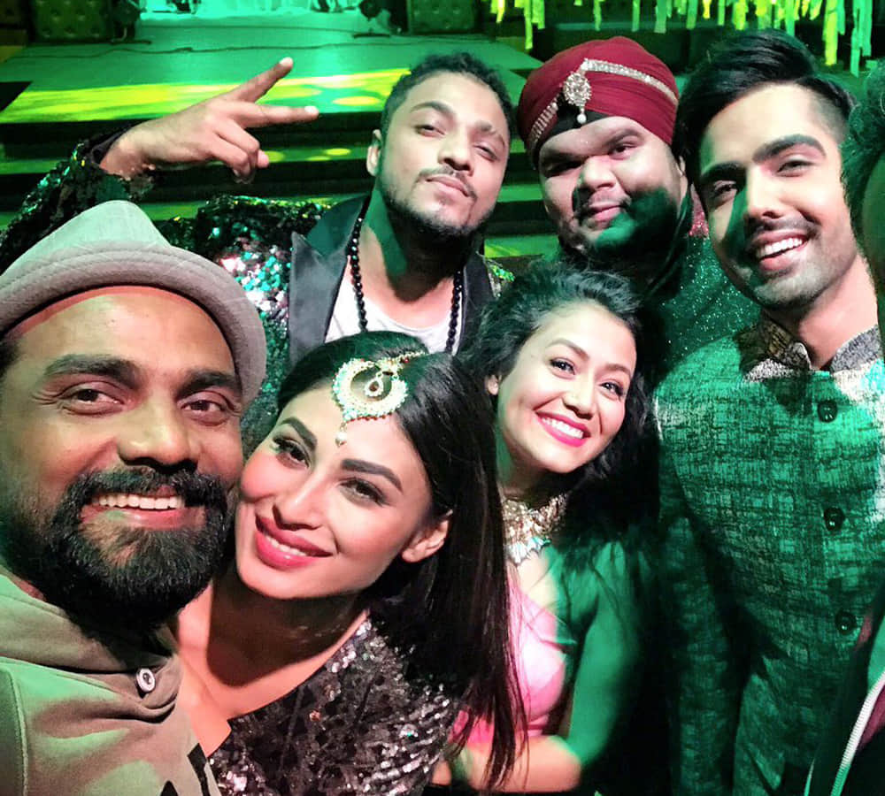 VIDEO: Mouni Roy impresses with sexy moves in 'Tum Bin 2' song