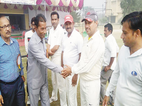 Unnao waitress eight-wicket win