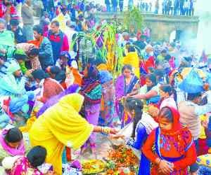 Offer water to the sun with a vow to chhath vrat
