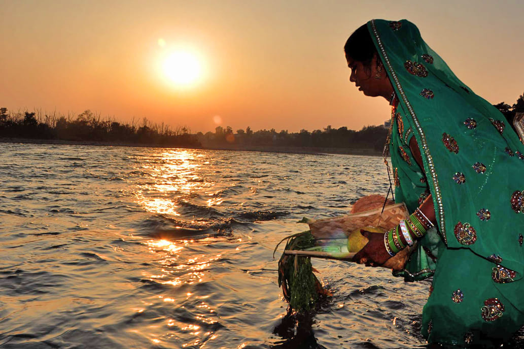 Dev gave thousands of devotees offer water to the setting sun on Chhath