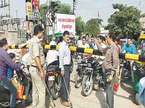 block at ramnagar crossing,  delhi-hawada track effected for half an hour