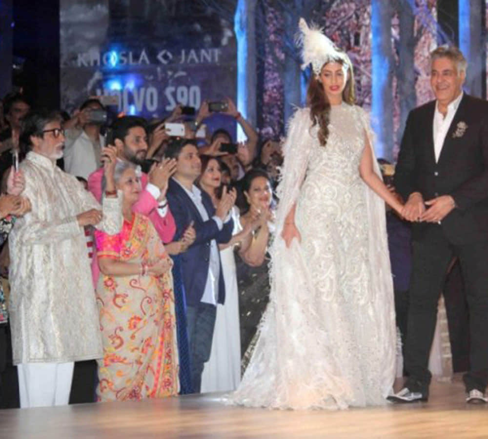 shweta nanda ramp walk on volvo s90 fashion show
