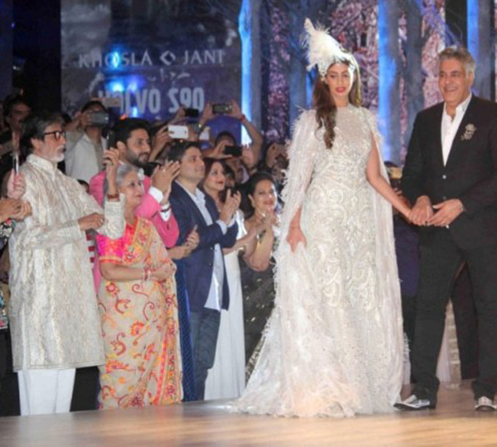 shweta nanda ramp walk on volvo s90 fashion show