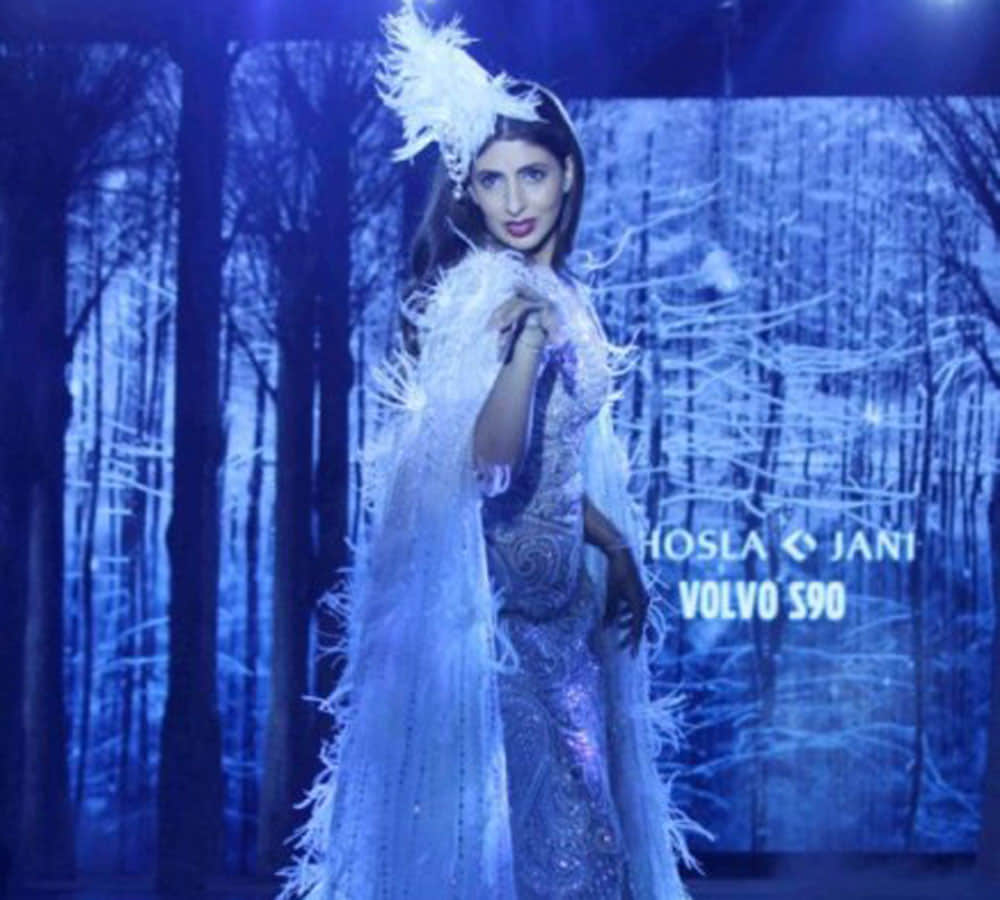 shweta nanda ramp walk on volvo s90 fashion show