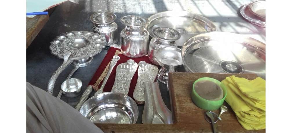 Devotee offers 10 kg silver utensils at Chintpurni temple una himachal pradesh