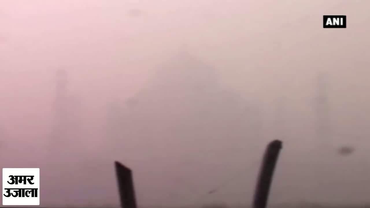 धुंध से ढका ताज महल 