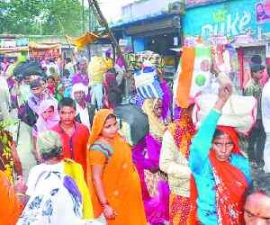 रामनगरी में मेले में पहुंचते श्रद्धालु।