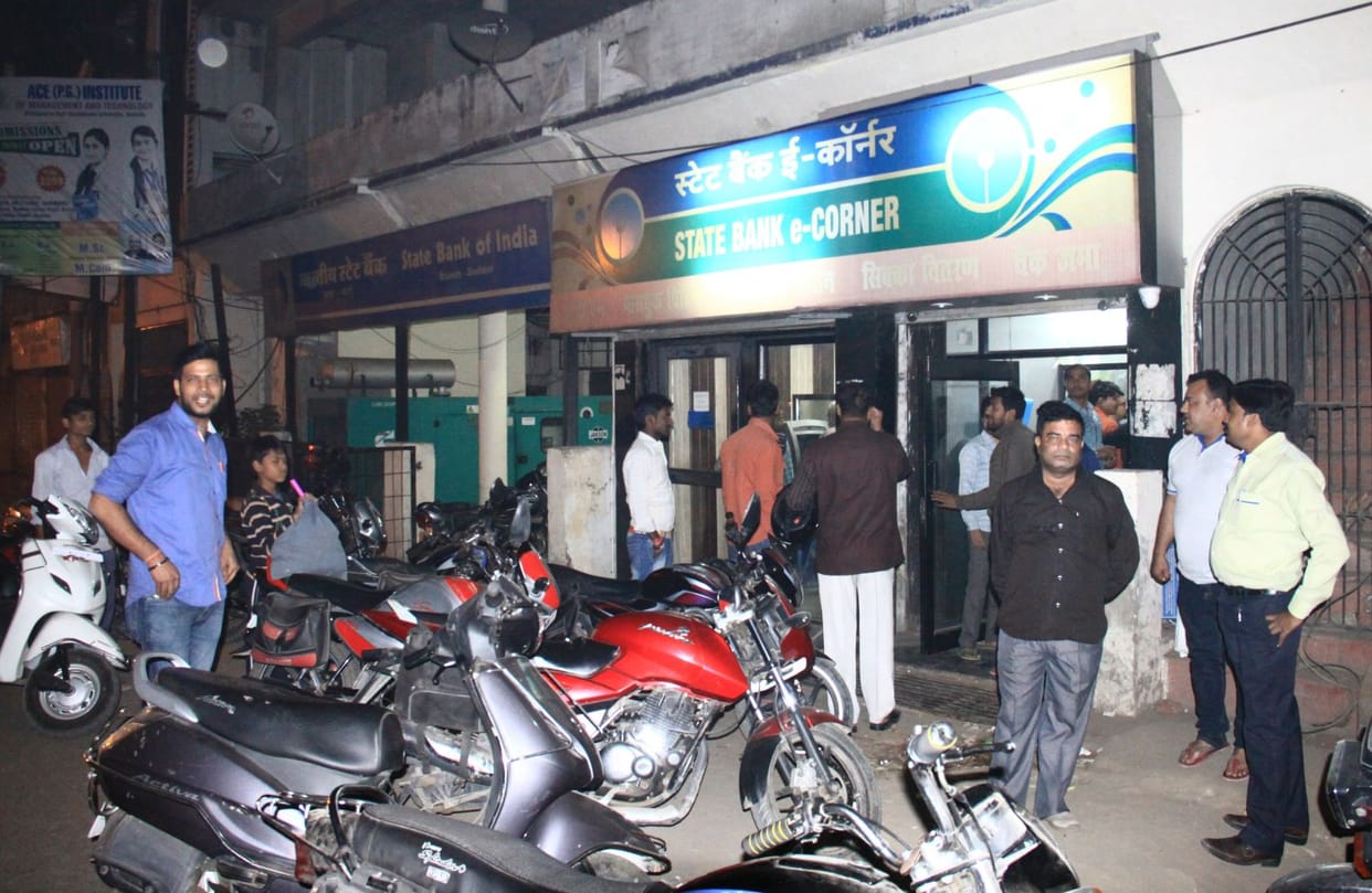 500 and one thousand note brings people