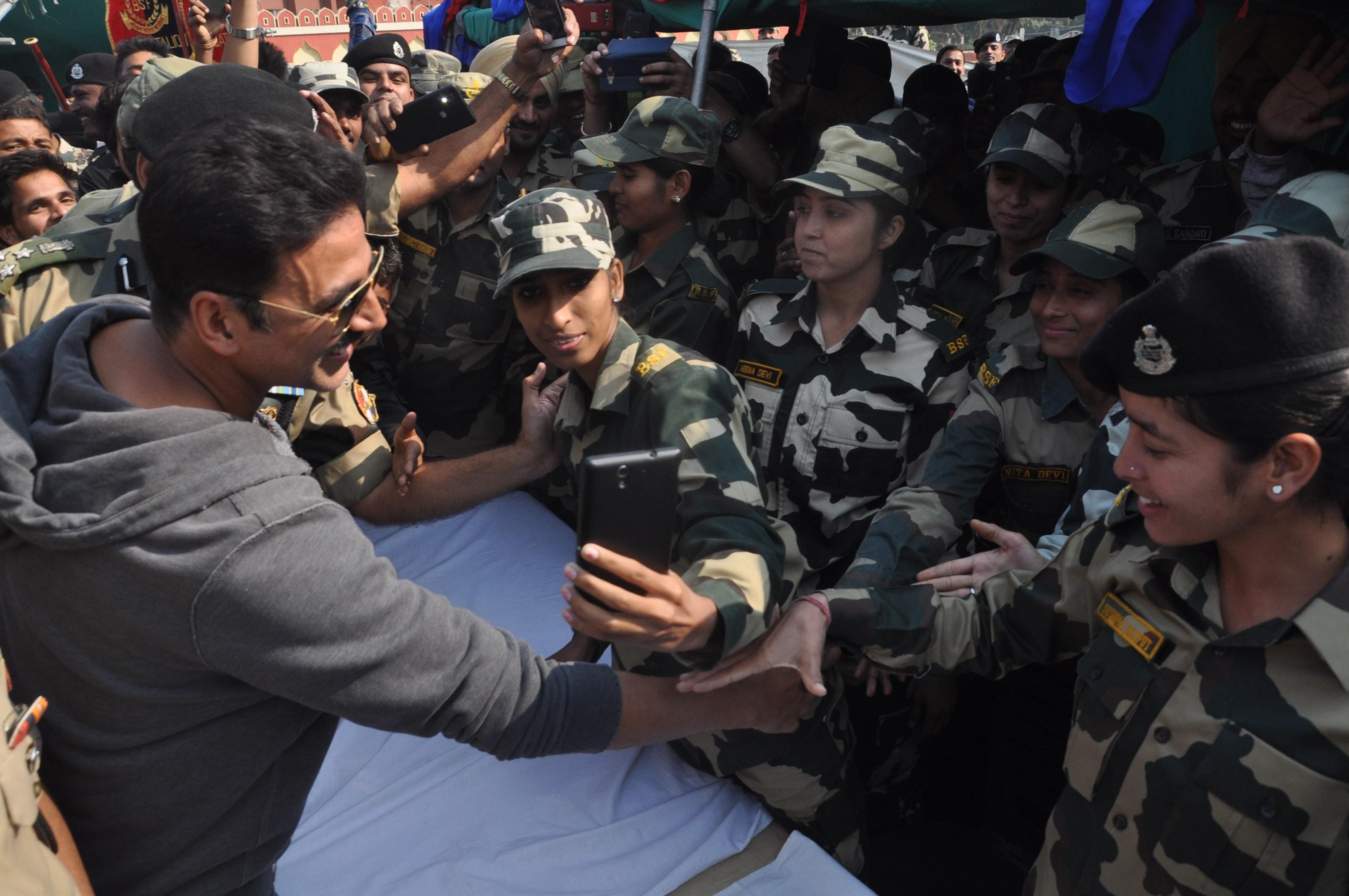 when akshay kumar lifted the gunsof bsf troops in jammu and kashmir