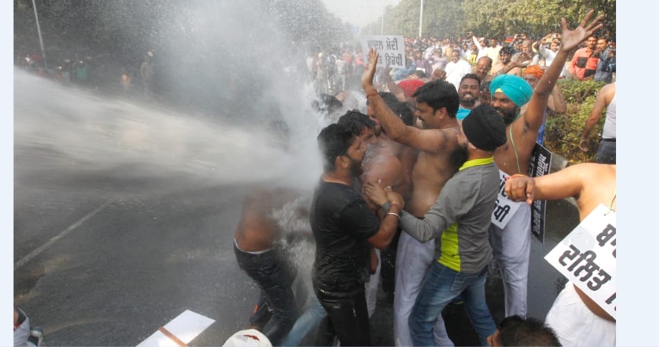 Punjab congress protest outside the cm badal house in chandigarh