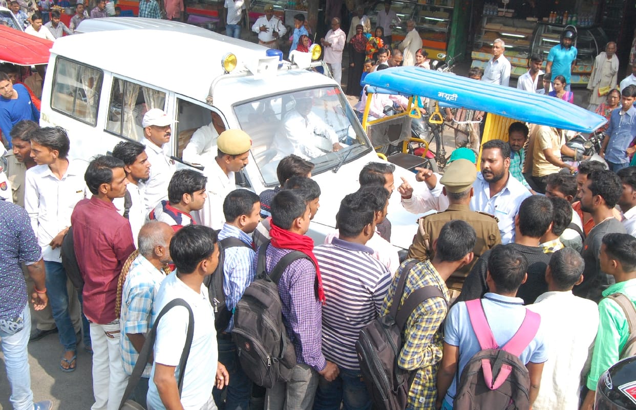 bus hit old man, people roar on depot