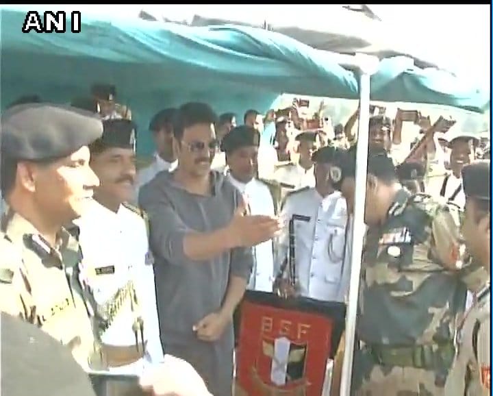 Akshay kumar reaches bsf camp in jammu paid tributes to maryrs