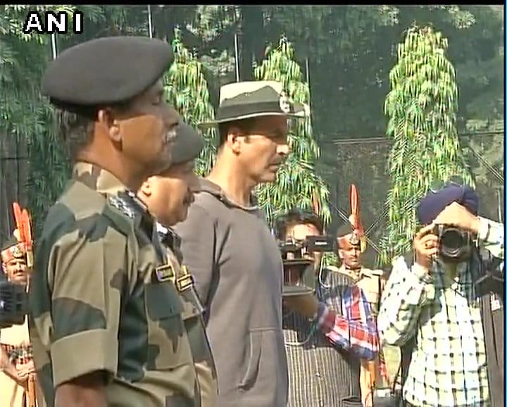Akshay kumar reaches bsf camp in jammu paid tributes to maryrs