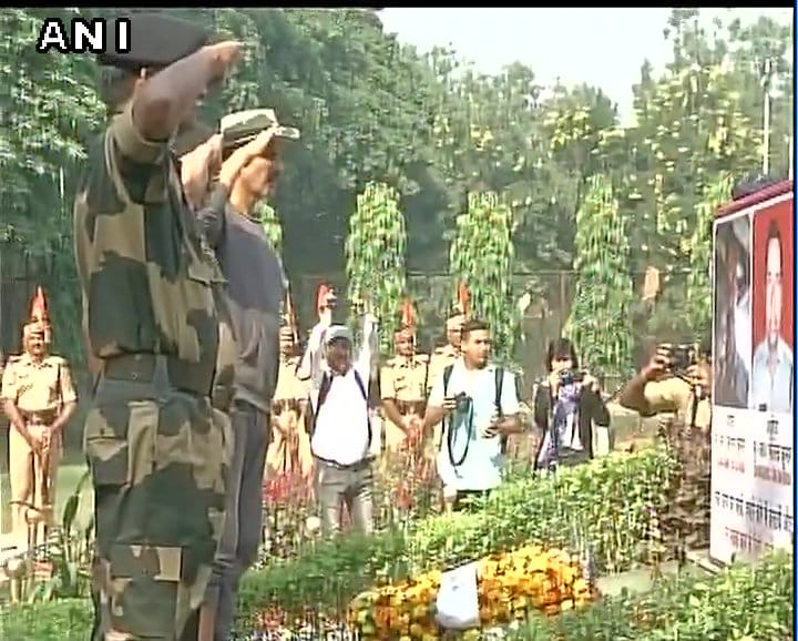 Akshay kumar reaches bsf camp in jammu paid tributes to maryrs
