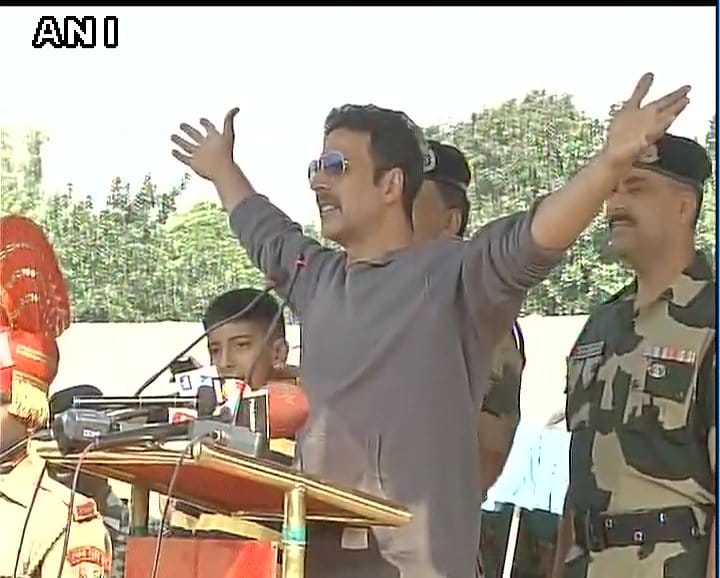 Akshay kumar reaches bsf camp in jammu paid tributes to maryrs