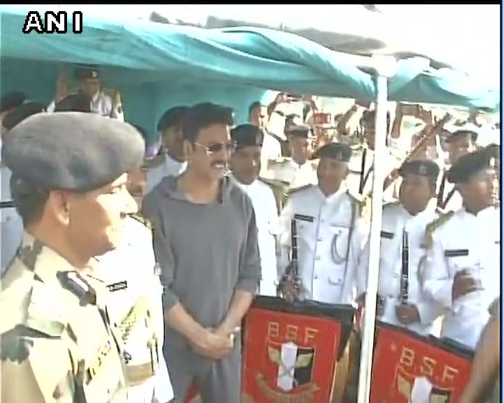 Akshay kumar reaches bsf camp in jammu paid tributes to maryrs