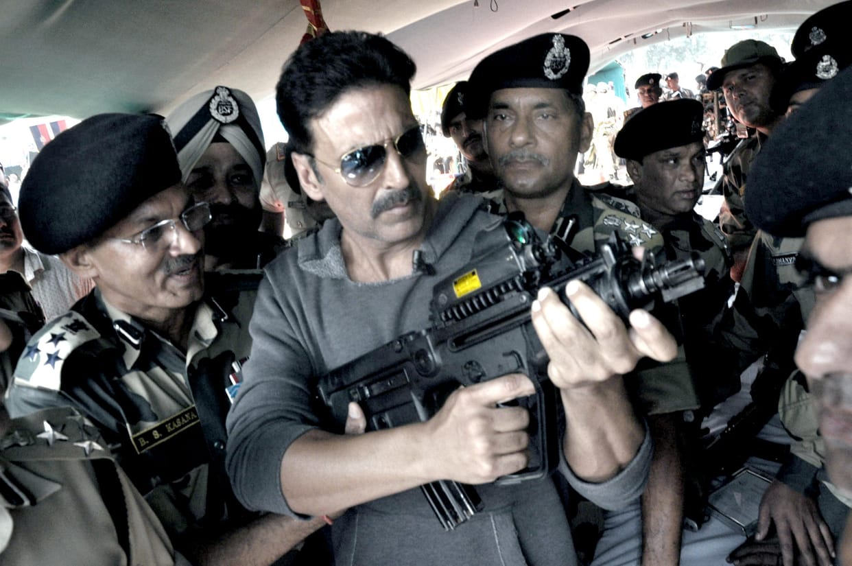 when akshay kumar lifted the gunsof bsf troops in jammu and kashmir