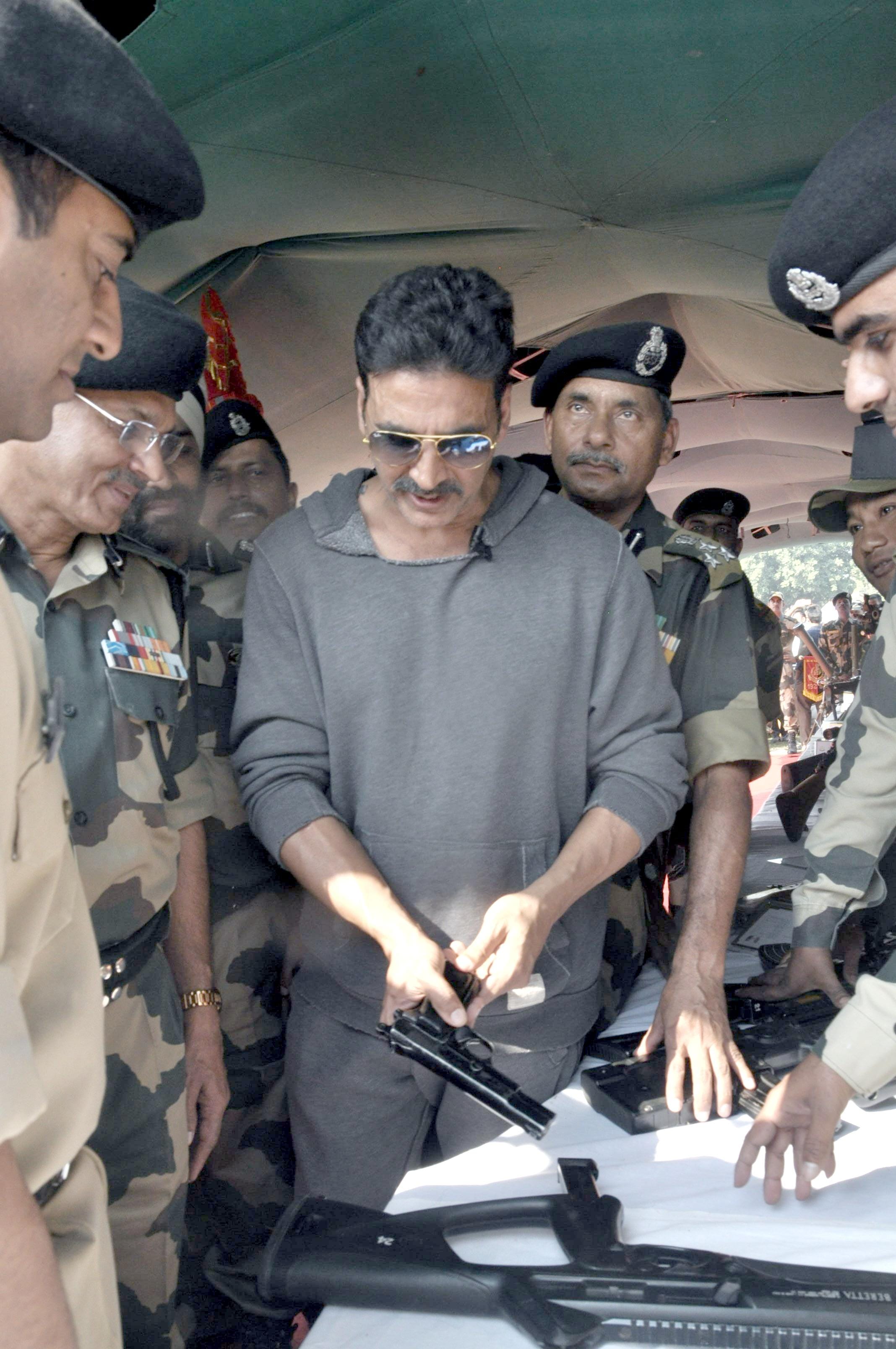 when akshay kumar lifted the gunsof bsf troops in jammu and kashmir